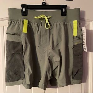 Lululemon Multi-Pocket Cargo High-Rise Hiking Short 5"